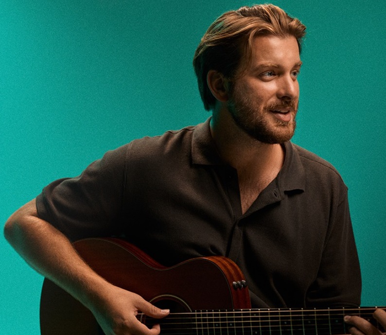 Destaque no The Voice Portugal, Tiago Nacarato se apresenta no Teatro Sesi