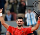 Djokovic fatura 100ª vitória em Roland Garros e encara Zverev nas quartas de final