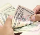 Dólar cai e fecha a R$ 5,42 com menor tensão comercial e aposta em corte de juros nos EUA
