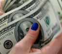 Dólar cai para R$ 5,42 e fecha no menor valor desde agosto do ano passado