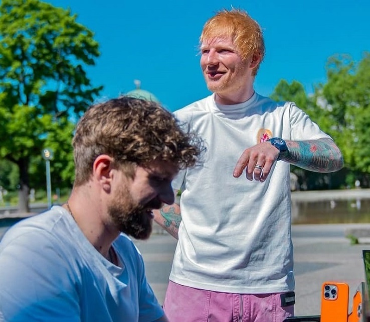 Ed Sheeran aparece de surpresa e canta com pianista em parque na Alemanha