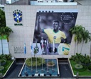 Eleito melhor do mundo, Vini Jr recebe homenagem com foto na fachada da CBF