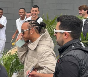 F1: Hamilton é recebido com samba em Interlagos, mas ignora e passa reto