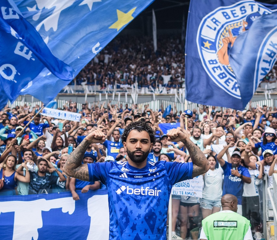 Gabigol é apresentado pelo Cruzeiro em um Mineirão lotado