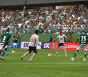Goiás perde para o Athletico-PR e sai da zona de acesso para a Série A
