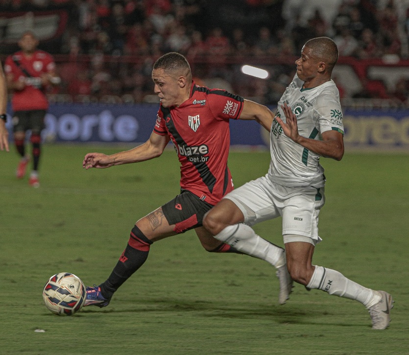 Goiás vence Atlético-GO por 2 a 1 de virada e se mantém líder da Série B
