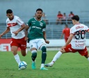 Goiás vence CRB por 1 a 0 com gol nos acréscimos e mantém chance de acesso