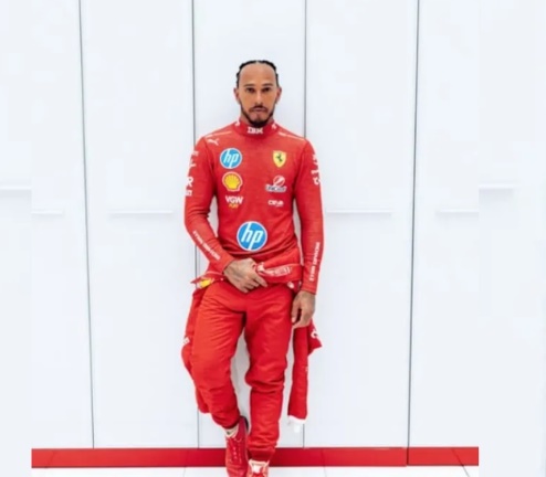 Hamilton aparece em primeira foto com macacão da Ferrari 