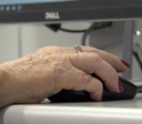 Idosos enfrentam barreiras digitais para acessar serviços do INSS
