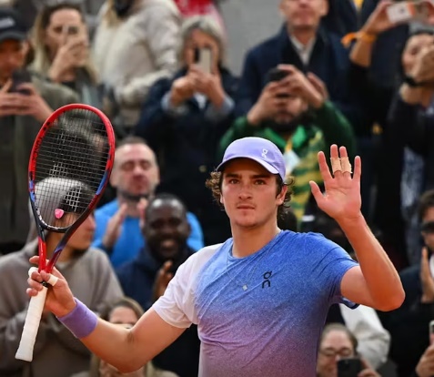 João Fonseca é dominado pelo 5º do mundo e é eliminado na 3ª rodada de Roland Garros