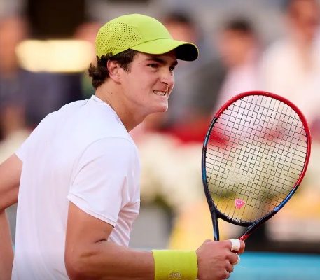 João Fonseca vai à 1ª semi de ATP 500 após abandono de rival no 3º set