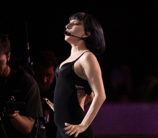 Lady Gaga aparece e faz passagem de som para mega show em Copacabana