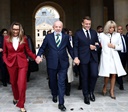 Lula e Macron entram de mãos dadas no Palacio do Eliseu em Paris 
