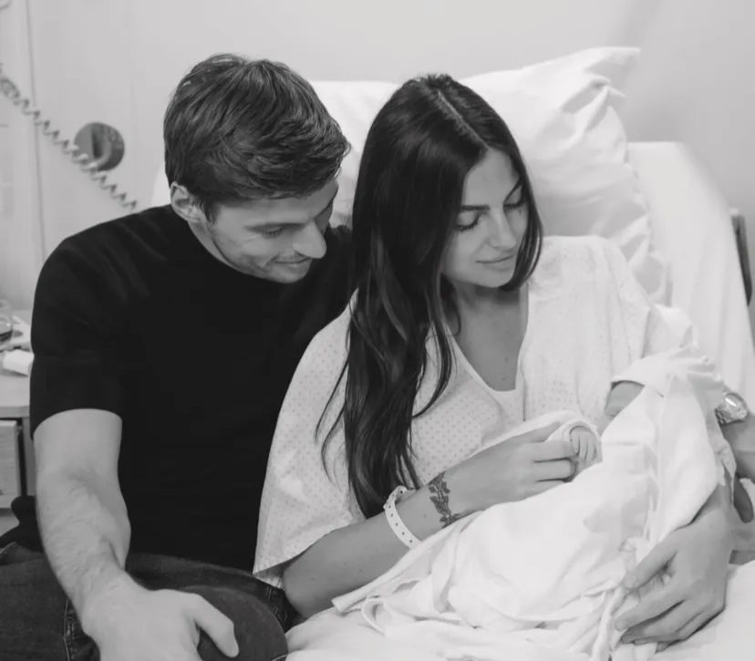 Max Verstappen e Kelly Piquet anunciam nascimento da filha Lily