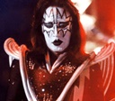 Morre Ace Frehley, guitarrista fundador do Kiss, aos 74 anos