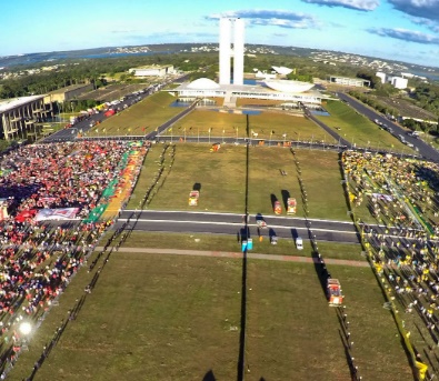 O fio da navalha democrática