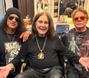 Ozzy Osbourne mostra encontro inédito com Axl Rose e bastidores do show de despedida
