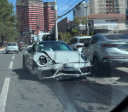 Porsche acelera em curva, perde controle e bate em carro parado em Goiânia