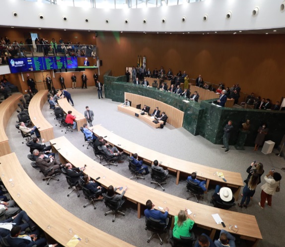 Possível saída de Caiado do União Brasil mobiliza deputados goianos