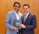 Presidente da OAB-GO lança livro sobre teletrabalho em noite de autógrafos