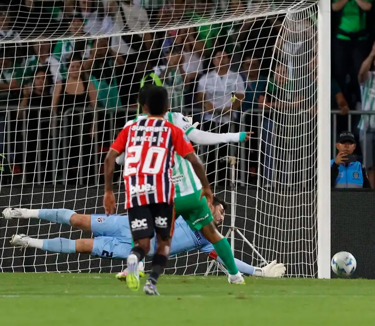 Rafael defende pênalti e São Paulo garante empate na Libertadores