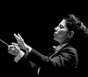 Sinfônica de Goiânia faz concerto gratuito com a maestrina Libi Lebel