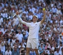 Sinner arrasa combalido Djokovic em Wimbledon e fará nova final com Alcaraz
