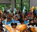 Social: Crianças e jovens assistidos em Aparecida recebem ovos de chocolate 