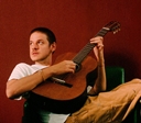 Teatro Goiânia recebe show do cantor Rubel
