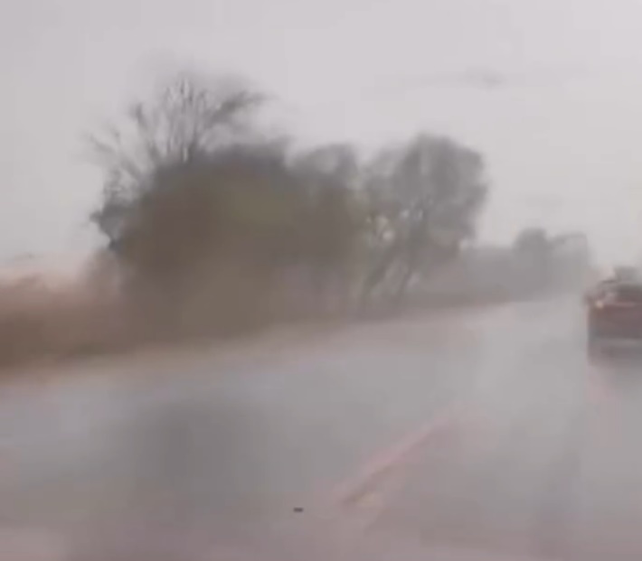 Tempestade e forte ventania são registradas em Araguapaz neste domingo 