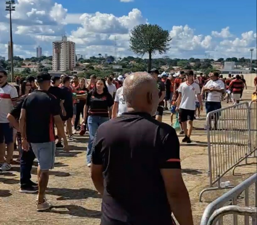 Torcedores se movimentam para jogo entre Atlético e Flamengo em Goiânia 