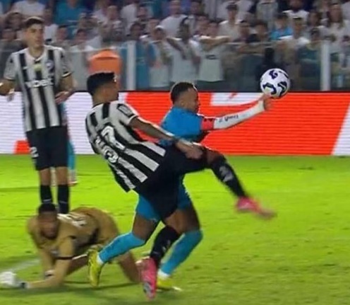 Veja tentativa de gol de mão de Neymar na derrota do Santos para o Botafogo