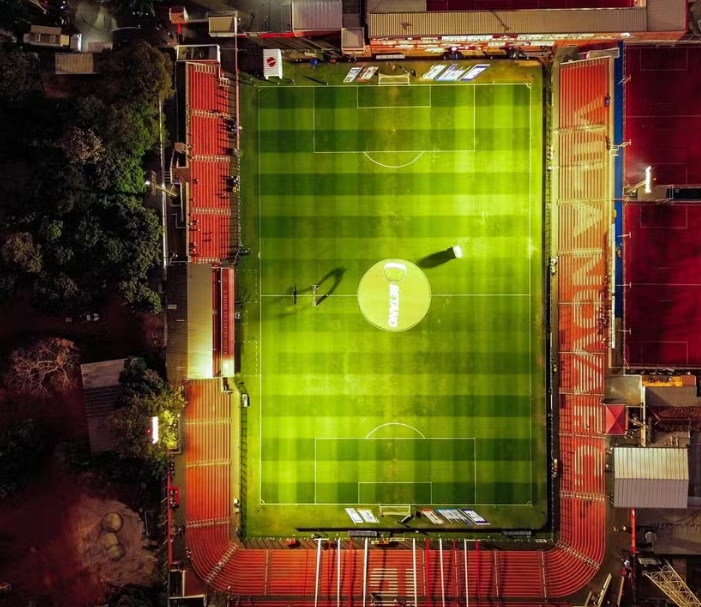 Vila Nova e Goiás duelam em clássico pela Série B com estádio lotado