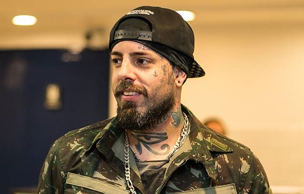 Tico Santa Cruz defende Pabllo Vittar de críticas de Falcão