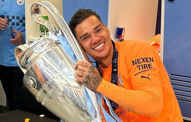 Titular da seleção, Ederson conquista prêmio de melhor goleiro do mundo em 2023 pela IFFHS