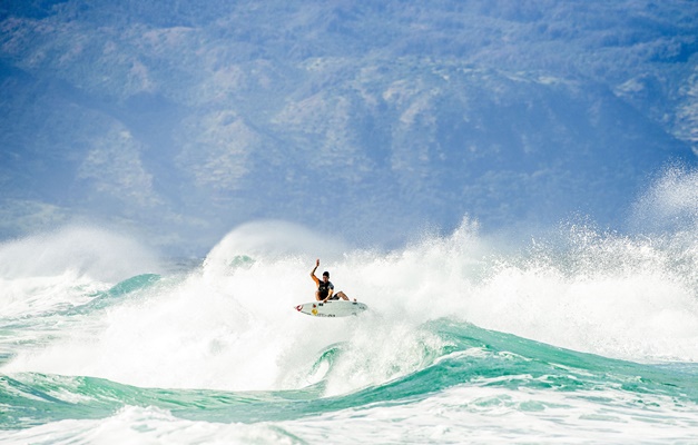 Título de Medina é chance para estruturar o surf no Brasil, diz dirigente