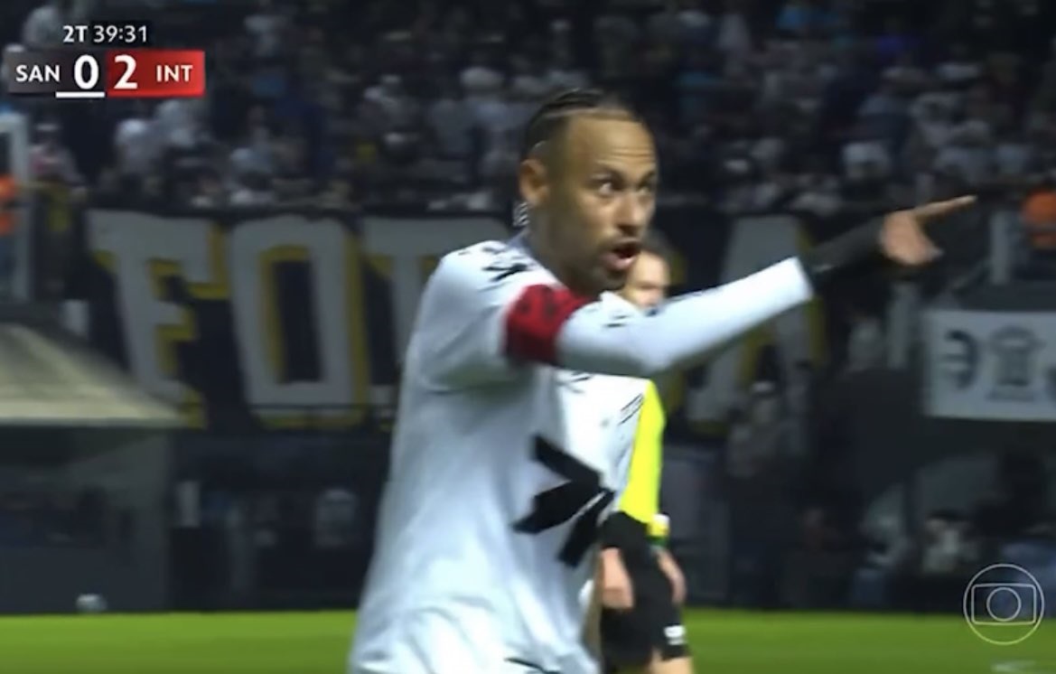 Torcedor que discutiu com Neymar após derrota do Santos pede desculpas: 'Me exaltei'