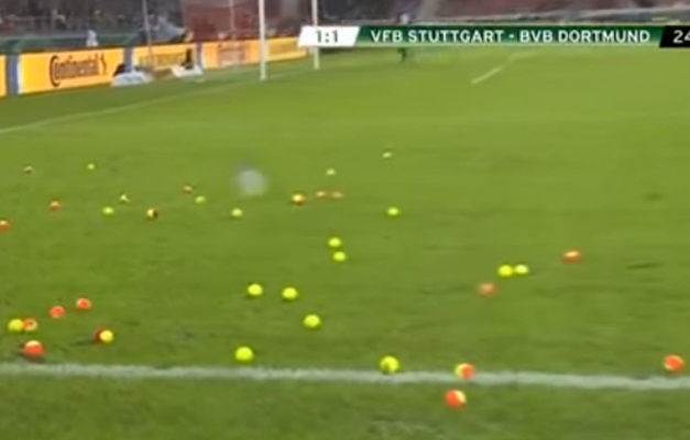 Torcedores de time alemão protestam jogando bolas de tênis em campo