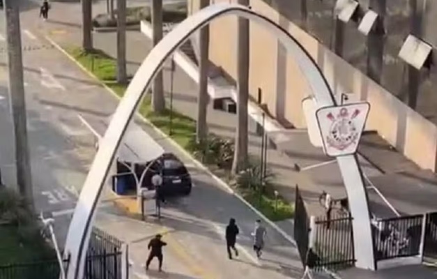Torcedores do Corinthians invadem CT, Parque São Jorge e sala de Augusto Melo