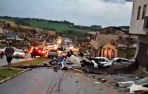 Tornado causa destruição e deixa 4 mortos e 432 feridos em Rio Bonito do Iguaçu, no Paraná