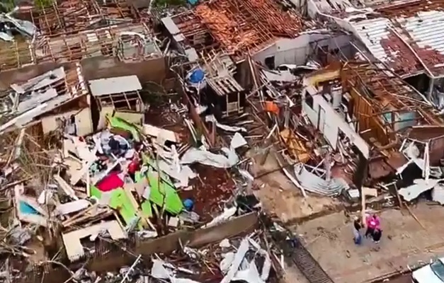 Tornado destrói 90% de cidade no Paraná e causa seis mortes, veja vídeo