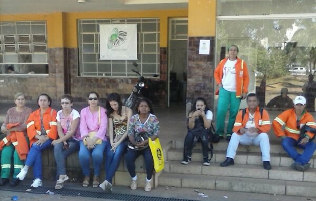 Garis fazem paralisação em Goiânia por pagamento de data-base