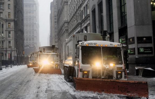 Trânsito interrompido e inundações marcam segundo dia de nevasca nos EUA