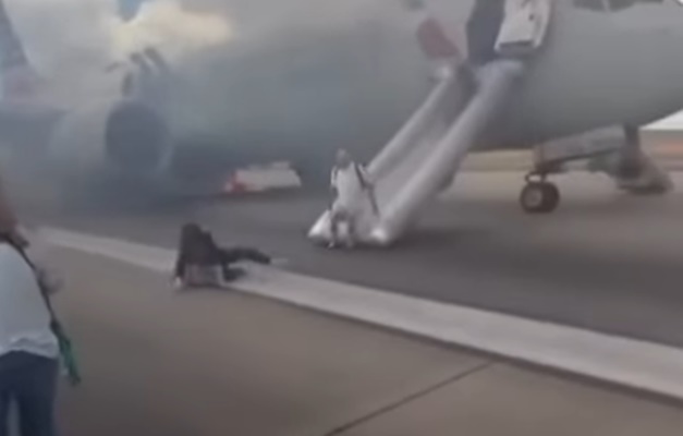 Trem de pouso de avião da American Airlines pega fogo durante decolagem
