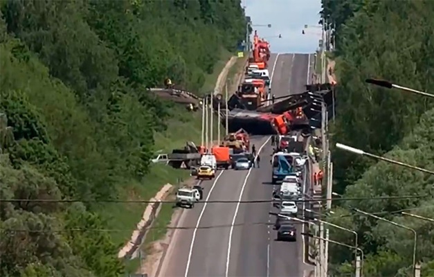 Trem descarrila após ponte desabar sobre ferrovia na Rússia