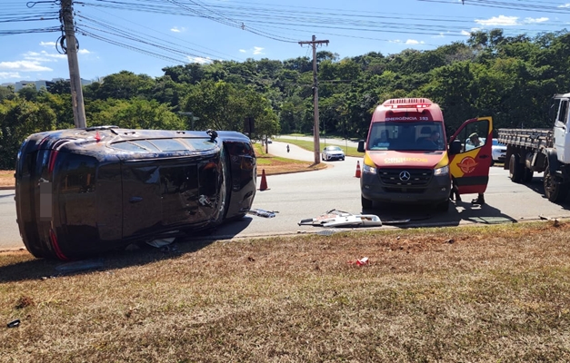 Três carros se envolvem em acidente na Av. Alphaville Flamboyant em Goiânia