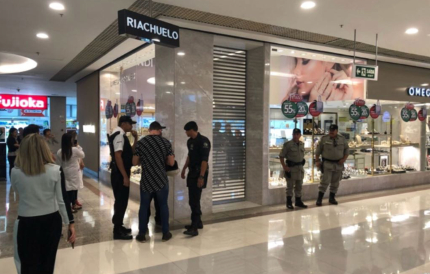 Três homens assaltam joalheira do Goiânia Shopping; veja o vídeo