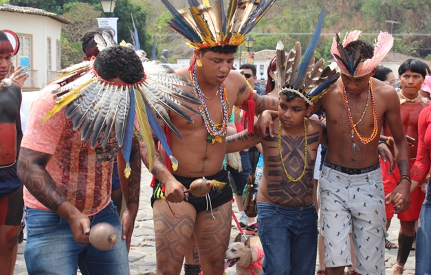 Tribos indígenas marcam presença no Fica e atraem atenção dos turistas