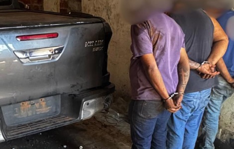 Trio é preso em flagrante durante desmanche de veículo roubado em Goiânia