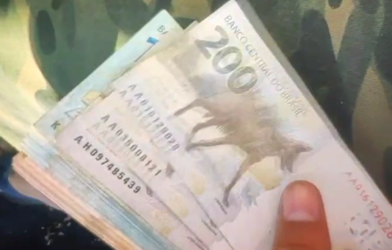 Trio é preso por extorquir idosa e cobrar R$ 15 mil para desentupir pia 